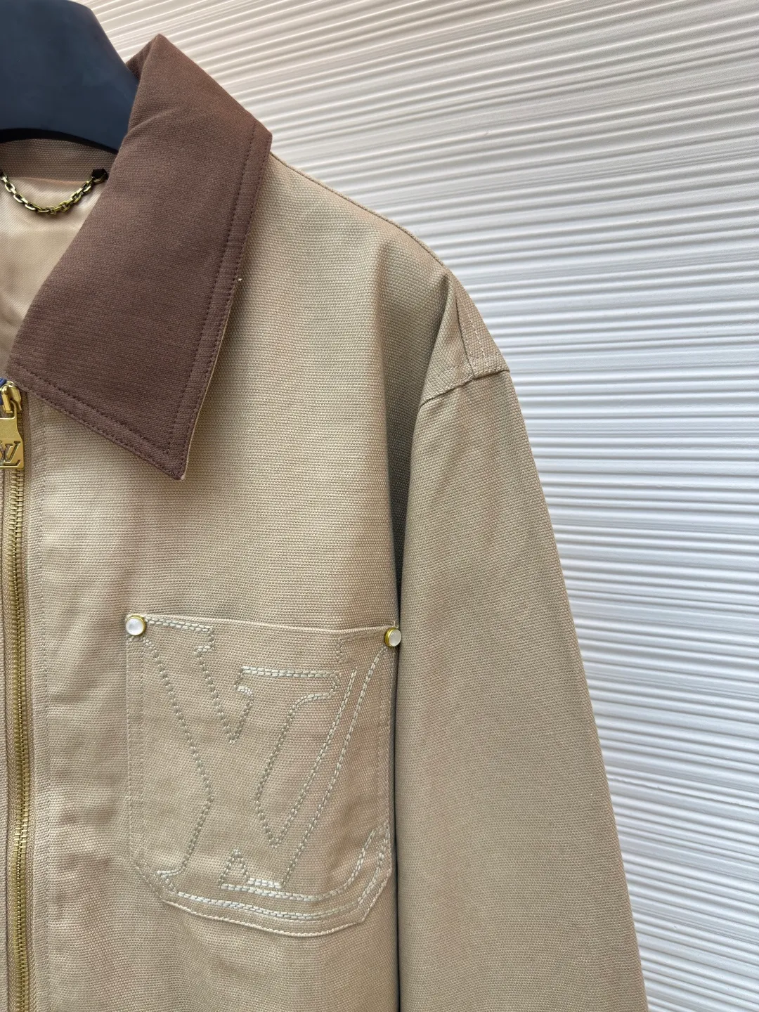 LOUIS VUITTON bamboo martin denim jacket ●Authentic product: 22600 purchased and developed ●Item number: 1680310-C55 ●Fabric: small martin yarn-dyed fabric ●Technology: made on positioning cutting machine ●Version: fitted version ●Weight: about 860 grams ●Size: 44-46-48-50 ●Description: The fabric is made of Little Martin yarn-dyed fabric, the warp and weft yarns are 7s+7s double-twisted, the fabric is made of long lathe dyeing process, the color of the bulk fabric is custom-dyed, the small jacquard fabric for the collar is custom-woven, the back pockets are made of domestic high-speed machines, mercerized tatami The embroidery method is matched with rayon twill satin lining. The back square leather tag is made of two-layer cowhide and pressed with an embossed mold. The I-shaped buckle and rivets are made of antique gold-plated bases. The interior is inlaid with polished high-gloss mother-of-pearl. The shells are laser-engraved with letter patterns. The overall routing is straight and delicate, the fabric is comfortable and soft, the color is consistent and there is no color difference, it can be matched with the same style to create a fashionable look, and can be used in various occasions, customized accessories, complete with three standards, the same style for men and women!